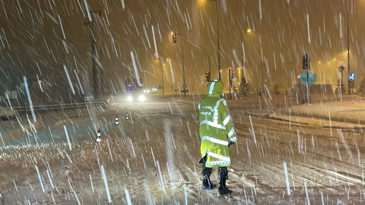 Ulaşıma yoğun kar ve tipi engeli! Kar yağışının vurduğu yollarda son durum - Sayfa 10