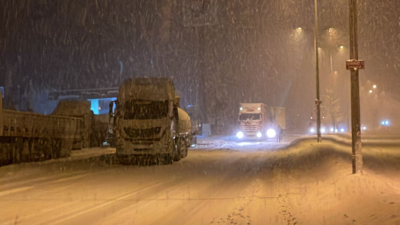 Ulaşıma yoğun kar ve tipi engeli! Kar yağışının vurduğu yollarda son durum - Sayfa 11