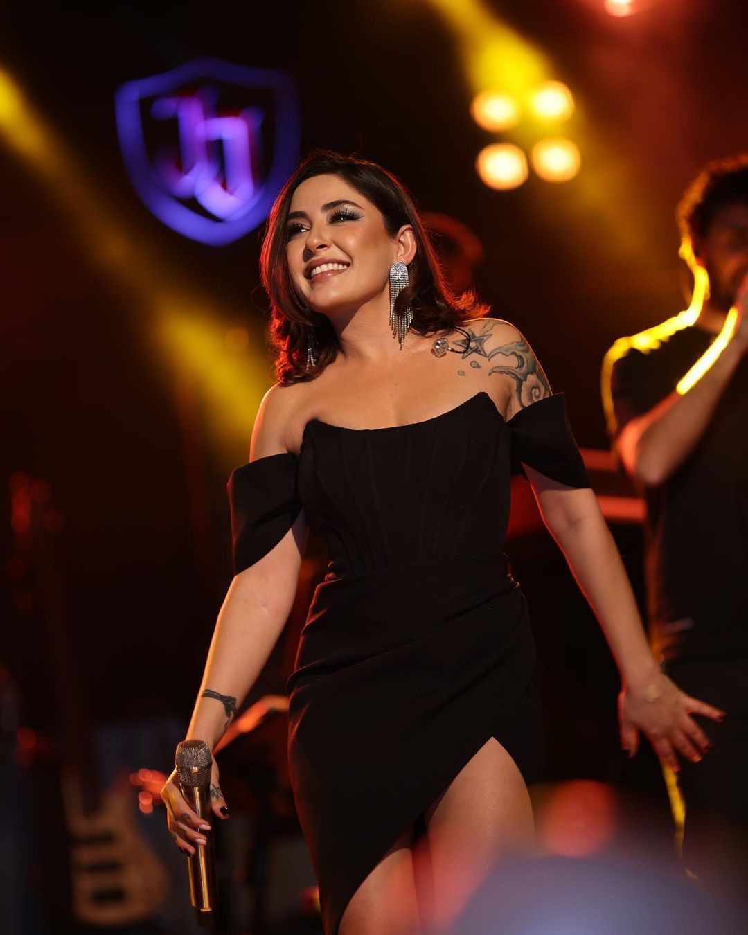 Melek Mosso'dan iddialı seçim! Siyah sahne elbisesiyle büyüledi - Sayfa 5