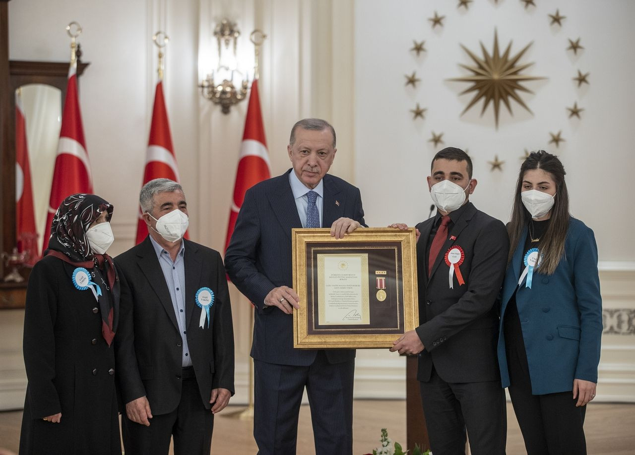 Cumhurbaşkanı Erdoğan, 9 şehit yakınına Devlet Övünç Madalyası verdi! İşte o kahramanlar... - Sayfa 6