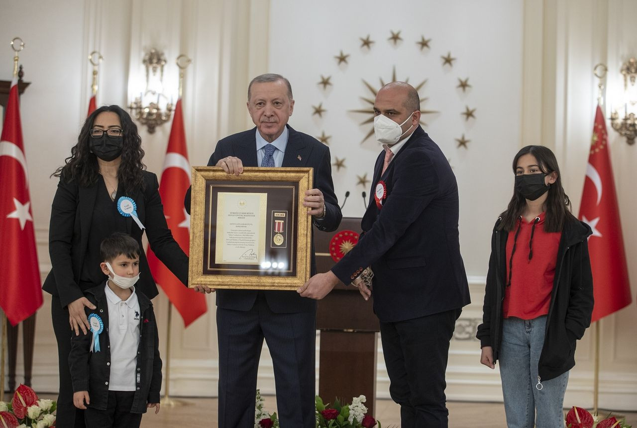 Cumhurbaşkanı Erdoğan, 9 şehit yakınına Devlet Övünç Madalyası verdi! İşte o kahramanlar... - Sayfa 7