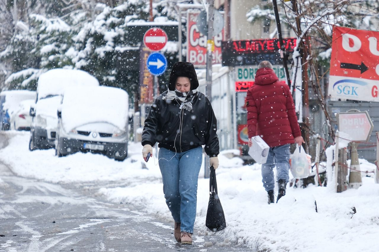 İstanbul güne beyaz örtüyle uyandı: Meteoroloji 'Yarın daha da yoğunlaşacak' diyor! - Sayfa 5