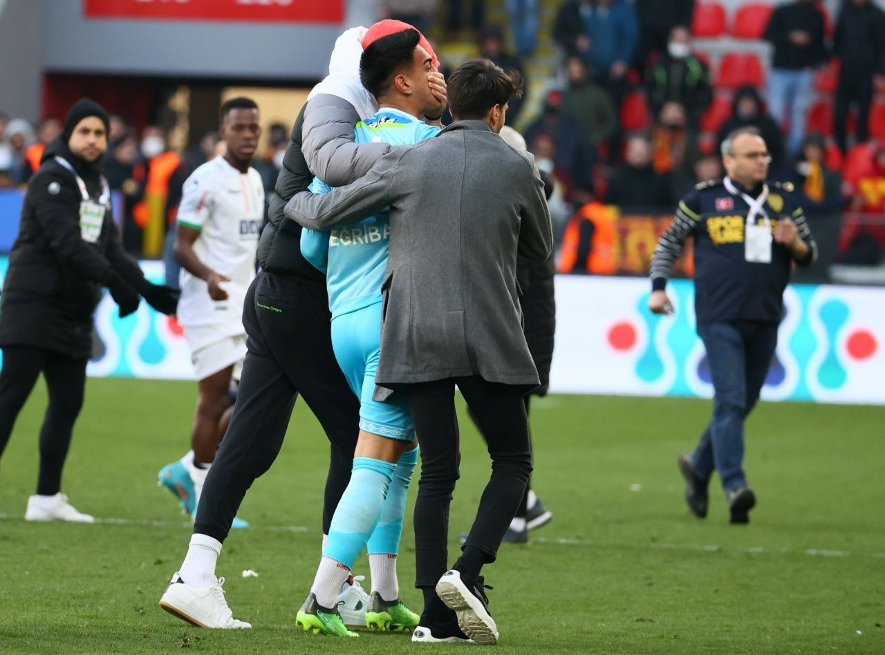 İrfan Can Eğribayat Göztepe taraftarının kendisine ettiği ağır küfürlere dayanamadı... - Sayfa 6