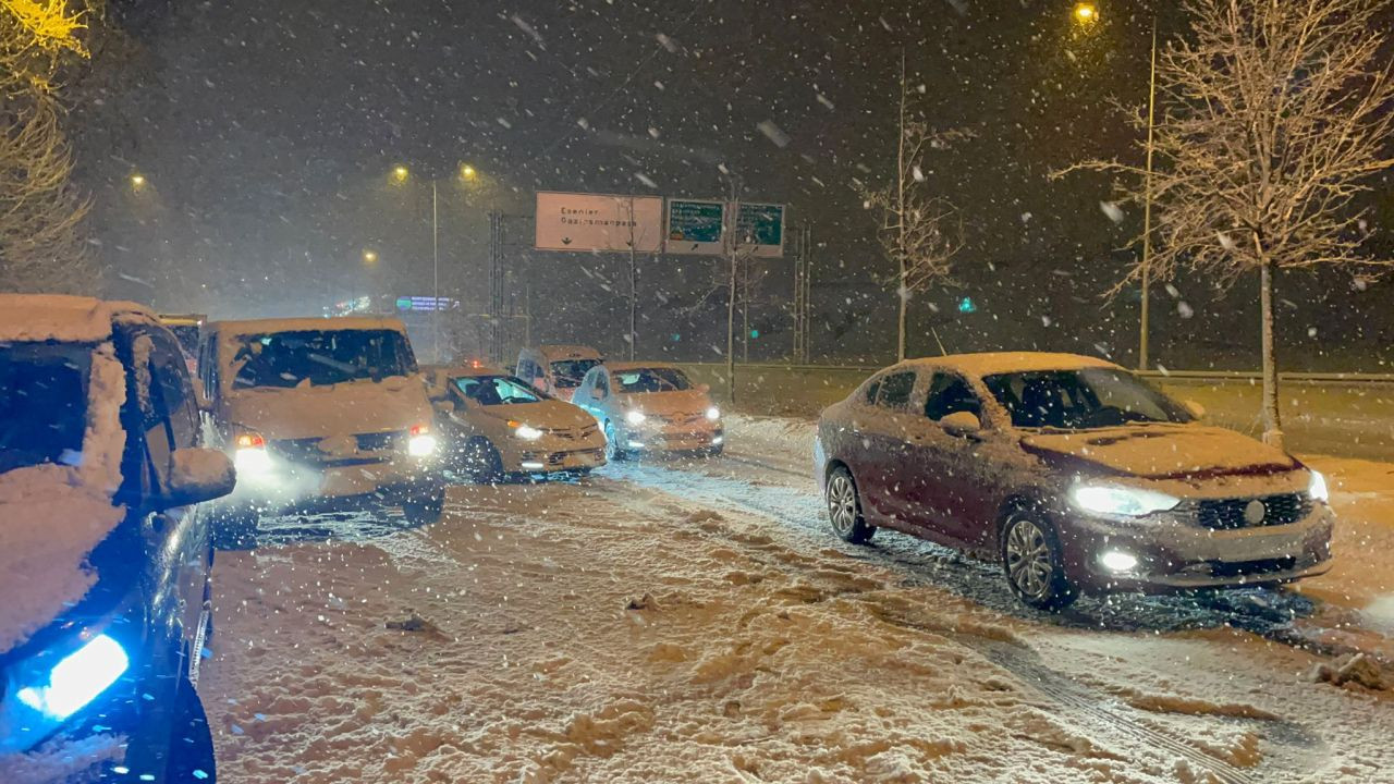 İstanbul'da kar yağışı sürücülere zor anlar yaşatıyor! - Sayfa 5