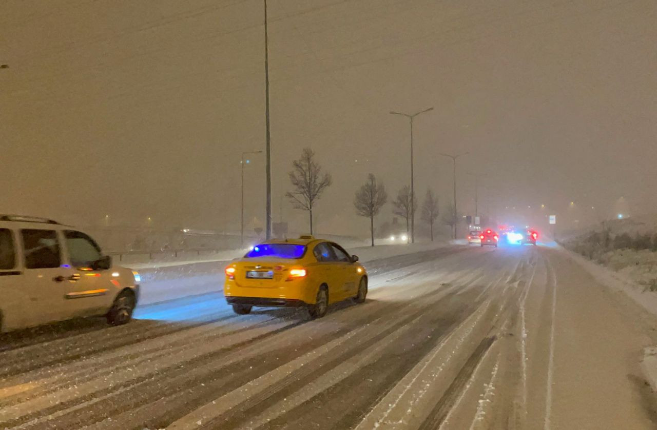 İstanbul'da kar yağışı sürücülere zor anlar yaşatıyor! - Sayfa 6