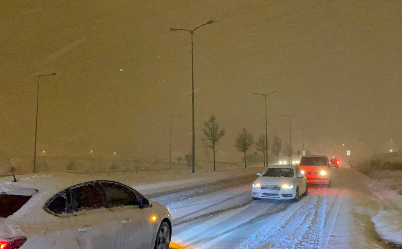 İstanbul'da kar yağışı sürücülere zor anlar yaşatıyor! - Sayfa 7