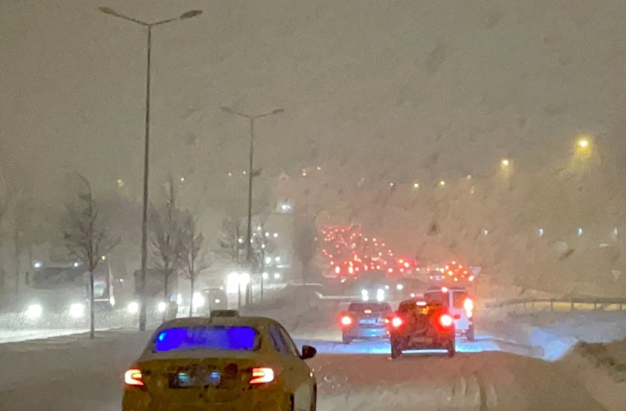 İstanbul'da kar yağışı sürücülere zor anlar yaşatıyor! - Sayfa 8