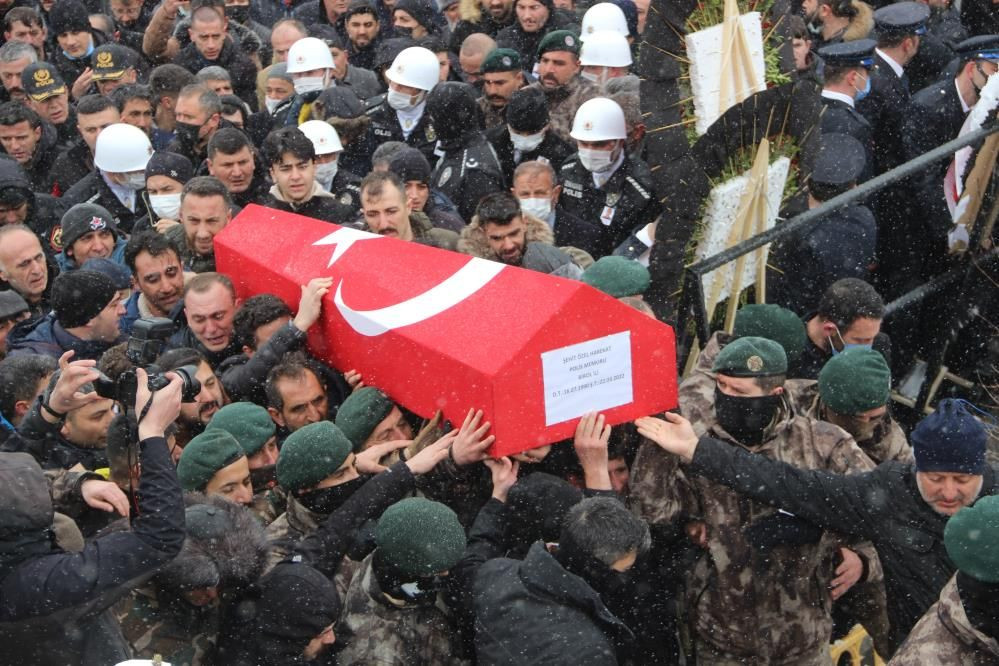 Bingöl'de şehit düşen polisin cenazesinde kahreden anlar: Dün evlilik yıl dönümümüzdü! - Sayfa 16