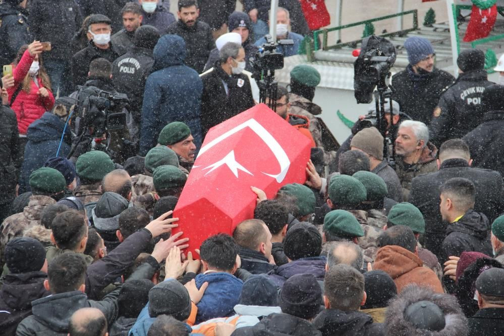 Bingöl'de şehit düşen polisin cenazesinde kahreden anlar: Dün evlilik yıl dönümümüzdü! - Sayfa 17