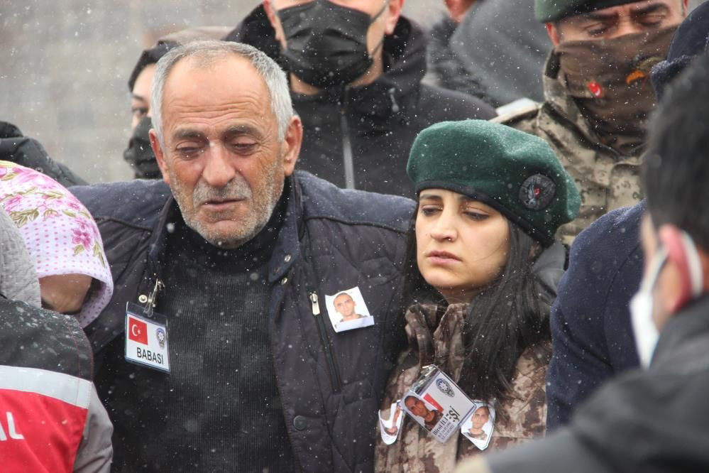 Bingöl'de şehit düşen polisin cenazesinde kahreden anlar: Dün evlilik yıl dönümümüzdü! - Sayfa 18