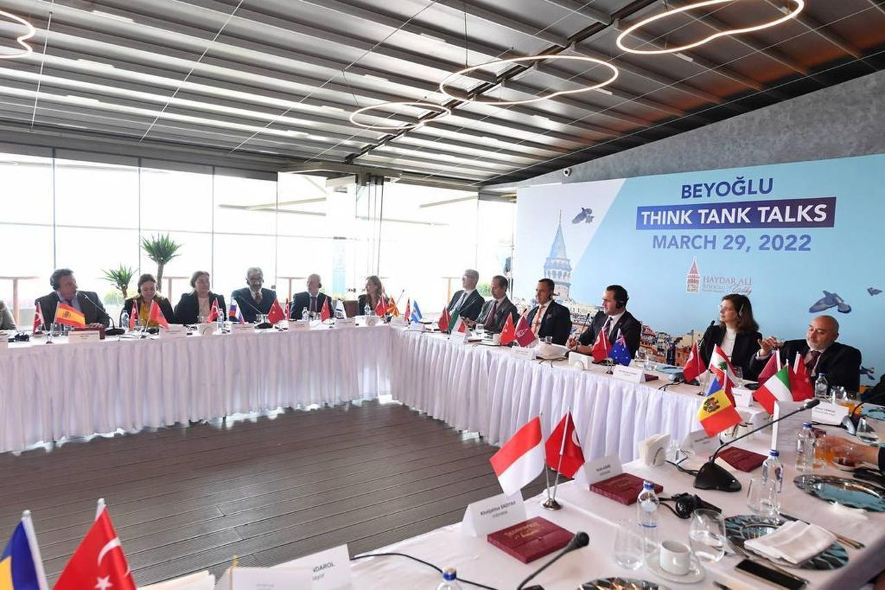 48 ülkenin diplomatik temsilcisi Beyoğlu’nda buluştu - Sayfa 9