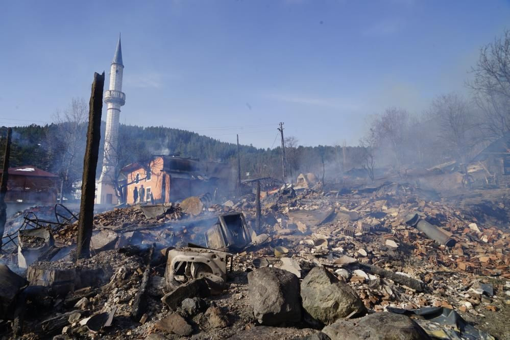 Kastamonu'da bir köy alevlere teslim oldu: Ev ve ahırlar küle döndü, çok sayıda hayvan telef oldu! - Sayfa 5