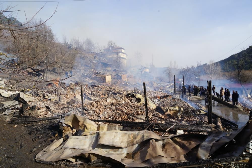 Kastamonu'da bir köy alevlere teslim oldu: Ev ve ahırlar küle döndü, çok sayıda hayvan telef oldu! - Sayfa 8