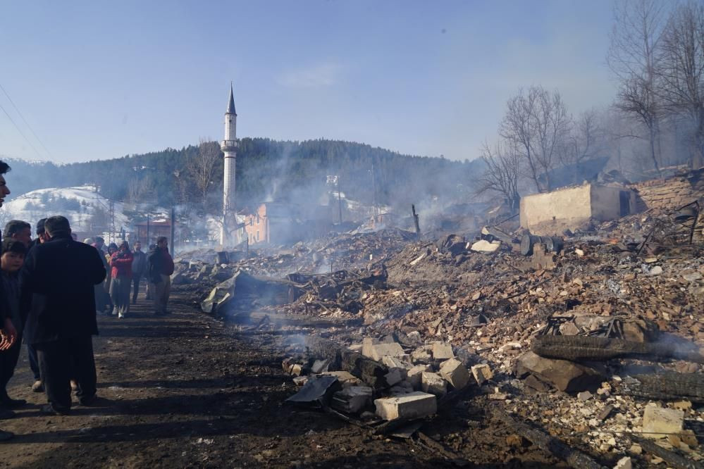 Kastamonu'da bir köy alevlere teslim oldu: Ev ve ahırlar küle döndü, çok sayıda hayvan telef oldu! - Sayfa 6