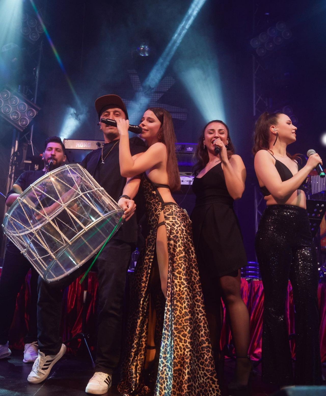 Simge Sağın leopar desenli sahne kıyafetiyle nefesleri kesti - Sayfa 5