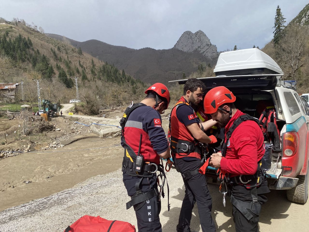 Köprü selde yıkıldı; köydeki hasta, çay üzerinden halatlarla karşıya geçirildi - Sayfa 5