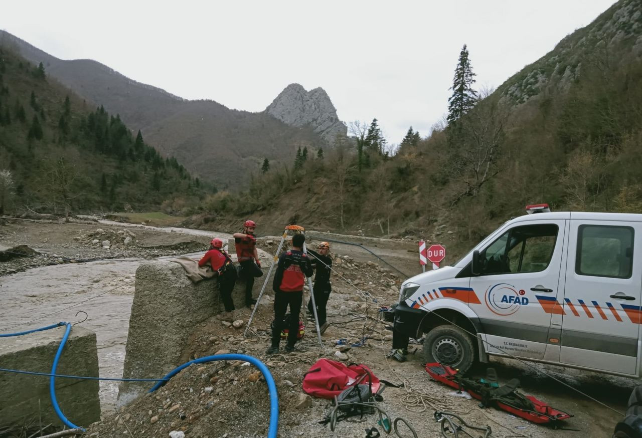 Köprü selde yıkıldı; köydeki hasta, çay üzerinden halatlarla karşıya geçirildi - Sayfa 8