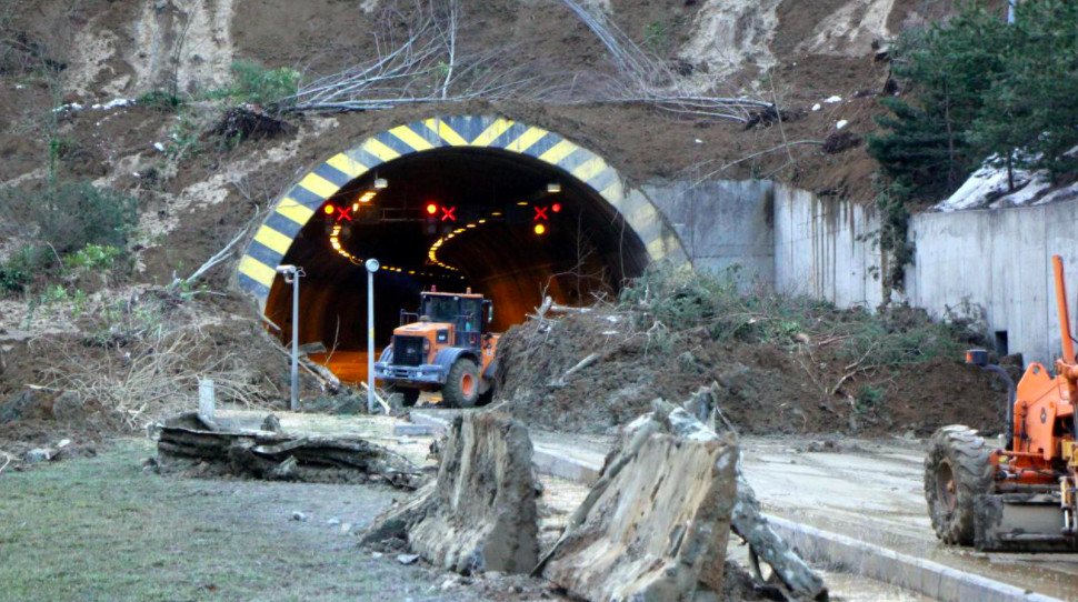 Bolu Dağı'ndaki heyelan sonrası çalışmalar sürüyor: Heyelanın şiddeti sabah ortaya çıktı - Sayfa 9