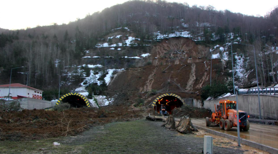 Bolu Dağı'ndaki heyelan sonrası çalışmalar sürüyor: Heyelanın şiddeti sabah ortaya çıktı - Sayfa 11