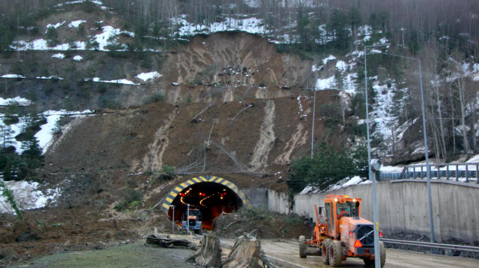 Bolu Dağı'ndaki heyelan sonrası çalışmalar sürüyor: Heyelanın şiddeti sabah ortaya çıktı - Sayfa 13