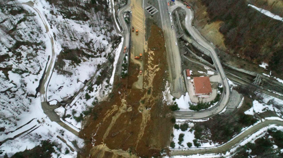 Bolu Dağı'ndaki heyelan sonrası çalışmalar sürüyor: Heyelanın şiddeti sabah ortaya çıktı - Sayfa 18