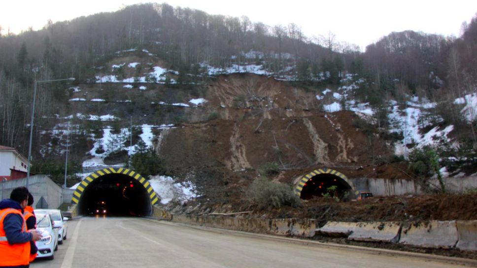 Bolu Dağı'ndaki heyelan sonrası çalışmalar sürüyor: Heyelanın şiddeti sabah ortaya çıktı - Sayfa 17