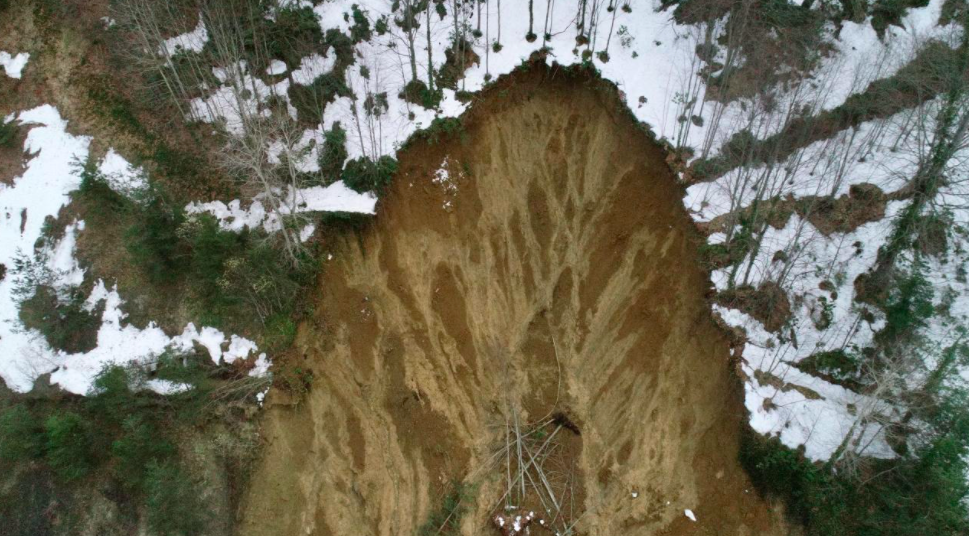 Bolu Dağı'ndaki heyelan sonrası çalışmalar sürüyor: Heyelanın şiddeti sabah ortaya çıktı - Sayfa 16