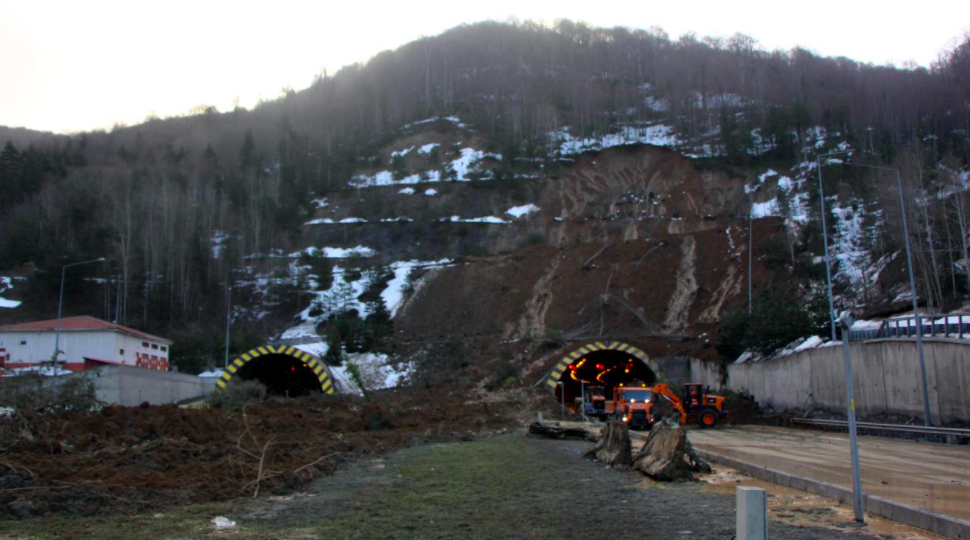 Bolu Dağı'ndaki heyelan sonrası çalışmalar sürüyor: Heyelanın şiddeti sabah ortaya çıktı - Sayfa 15