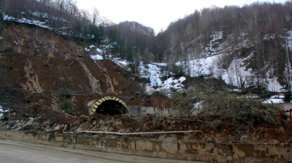 Bolu Dağı'ndaki heyelan sonrası çalışmalar sürüyor: Heyelanın şiddeti sabah ortaya çıktı - Sayfa 5
