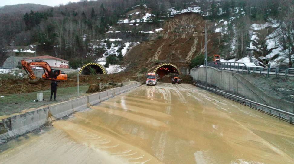 Bolu Dağı'ndaki heyelan sonrası çalışmalar sürüyor: Heyelanın şiddeti sabah ortaya çıktı - Sayfa 10
