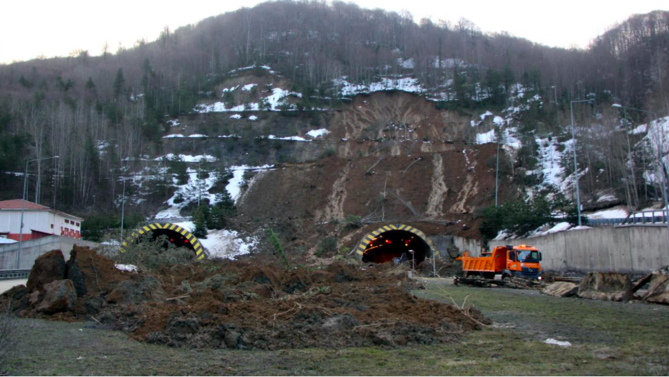 Bolu Dağı'ndaki heyelan sonrası çalışmalar sürüyor: Heyelanın şiddeti sabah ortaya çıktı - Sayfa 7