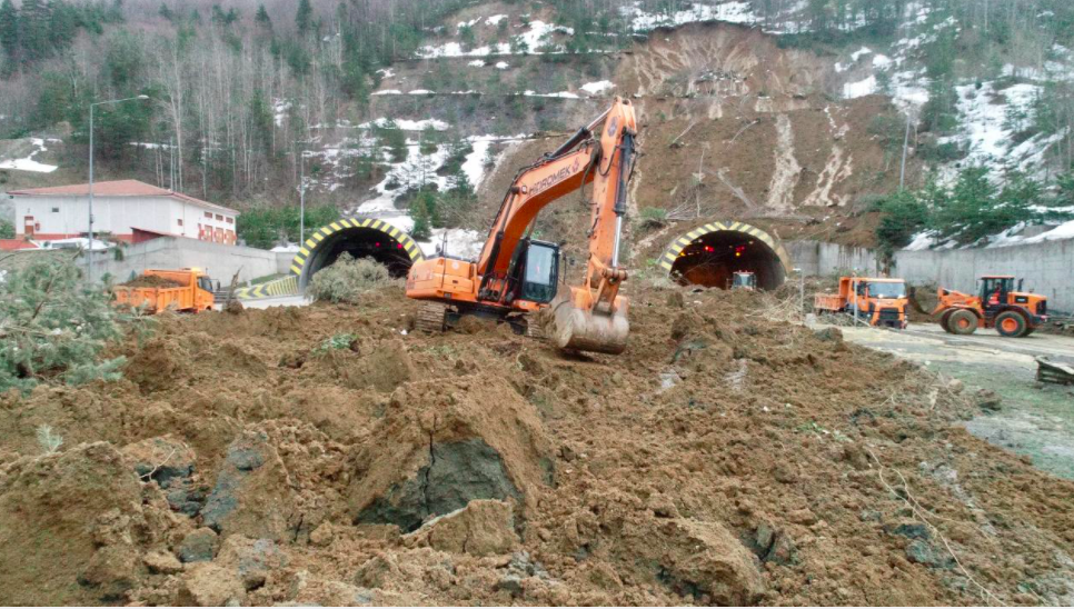 Bolu Dağı'ndaki heyelan sonrası çalışmalar sürüyor: Heyelanın şiddeti sabah ortaya çıktı - Sayfa 14