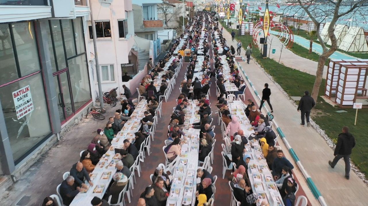 Tekirdağ'da 1 kilometrelik dev iftar sofrası kuruldu - Sayfa 3