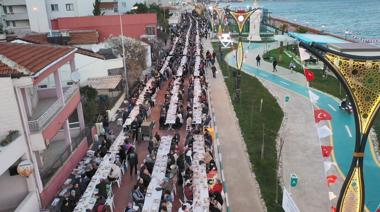 Tekirdağ'da 1 kilometrelik dev iftar sofrası kuruldu - Sayfa 4