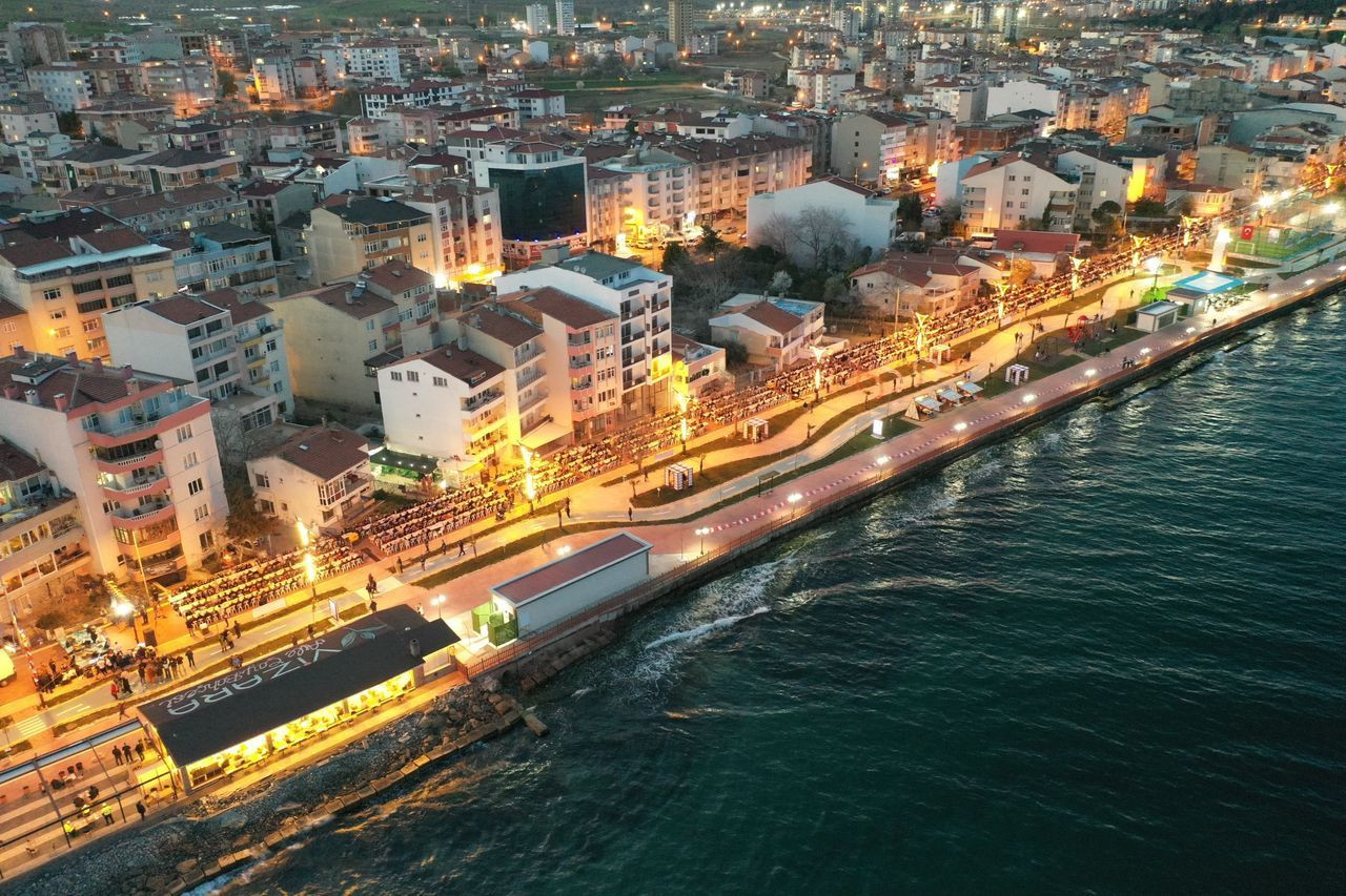 Tekirdağ'da 1 kilometrelik dev iftar sofrası kuruldu - Sayfa 10