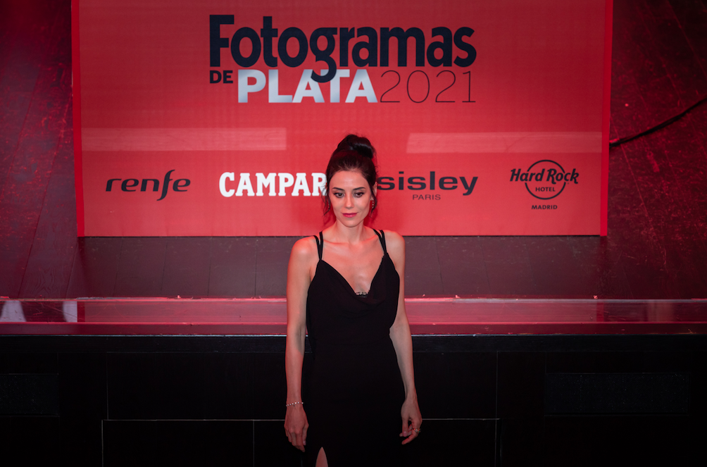 İspanya’da dünya starlarının ödül aldığı törene katılan Cansu Dere'ye büyük ilgi - Sayfa 13