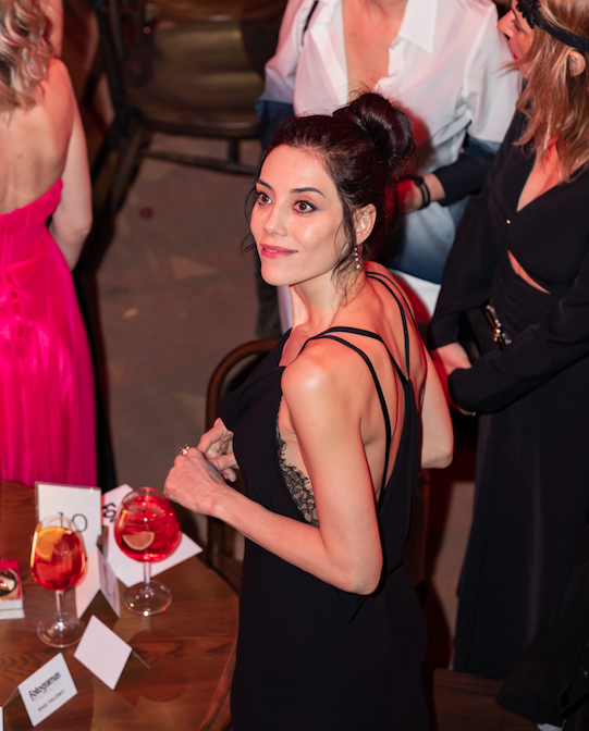 İspanya’da dünya starlarının ödül aldığı törene katılan Cansu Dere'ye büyük ilgi - Sayfa 14