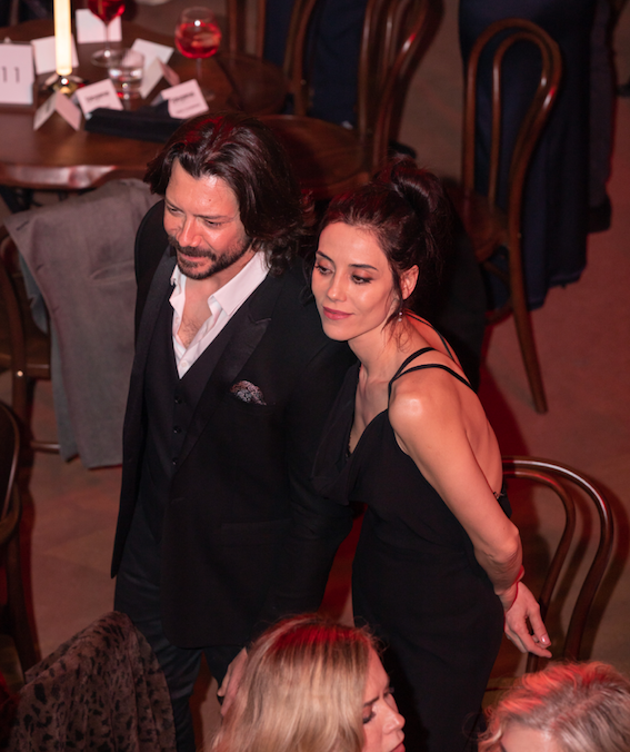 İspanya’da dünya starlarının ödül aldığı törene katılan Cansu Dere'ye büyük ilgi - Sayfa 16