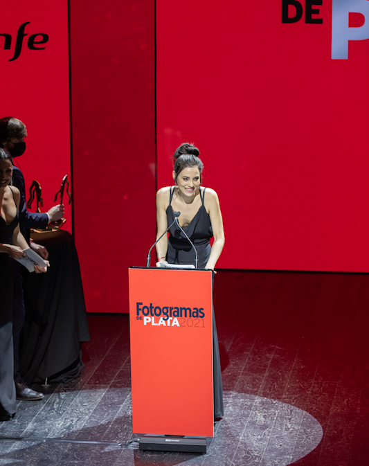 İspanya’da dünya starlarının ödül aldığı törene katılan Cansu Dere'ye büyük ilgi - Sayfa 17