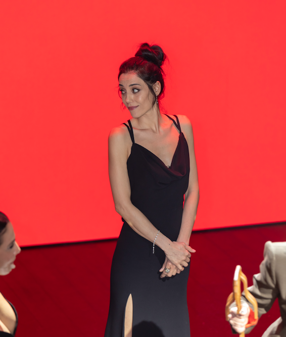 İspanya’da dünya starlarının ödül aldığı törene katılan Cansu Dere'ye büyük ilgi - Sayfa 18