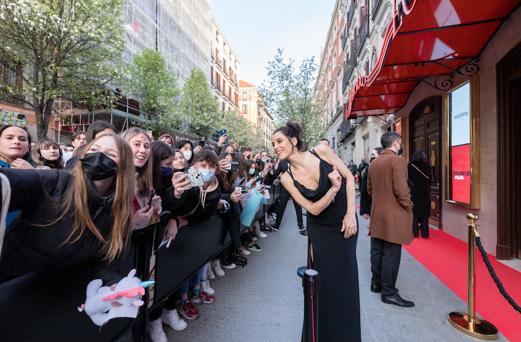 İspanya’da dünya starlarının ödül aldığı törene katılan Cansu Dere'ye büyük ilgi - Sayfa 6