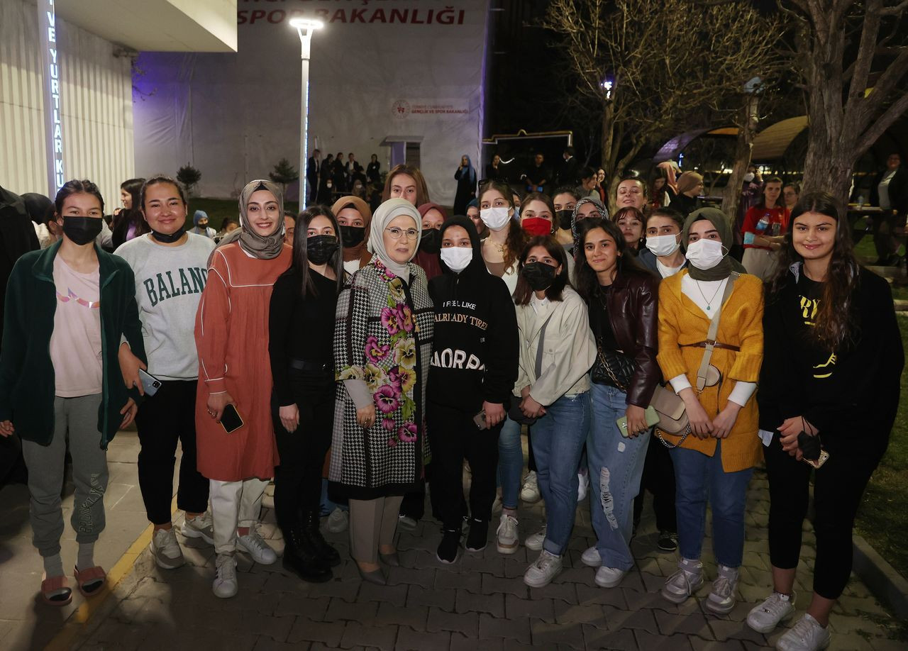 Emine Erdoğan, KYK yurdunda kız öğrencilerle birlikte orucunu açtı - Sayfa 6