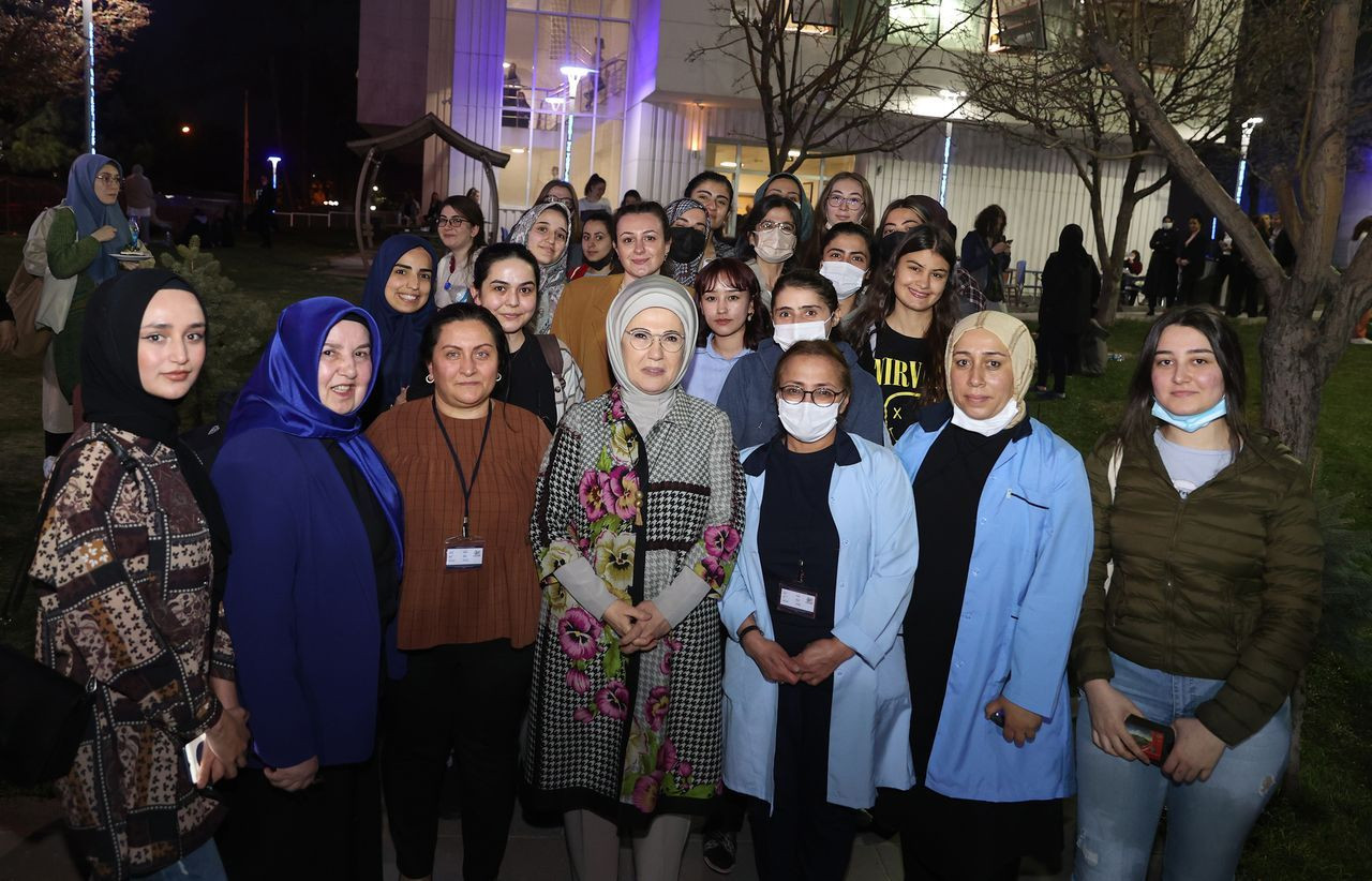 Emine Erdoğan, KYK yurdunda kız öğrencilerle birlikte orucunu açtı - Sayfa 7