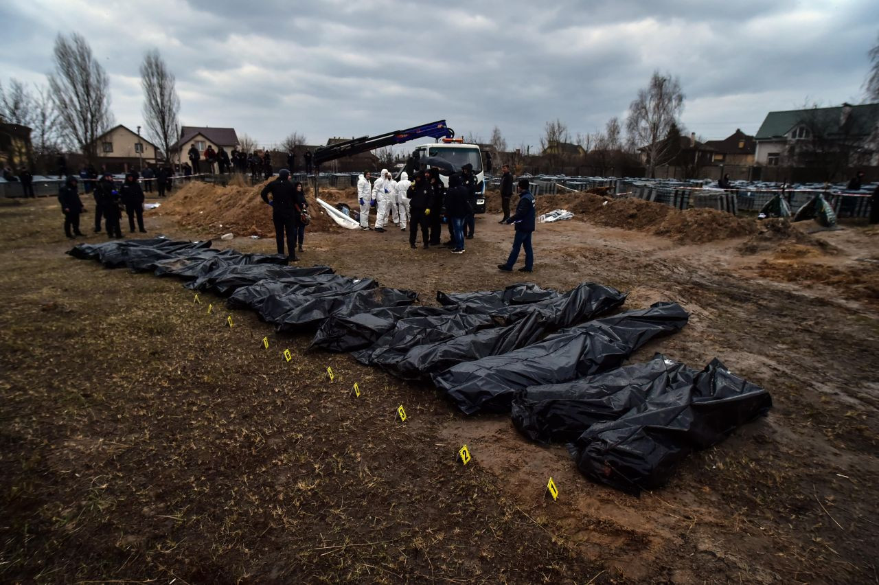 Bucha’da toplu mezardaki cansız bedenler çıkartıldı! - Sayfa 6