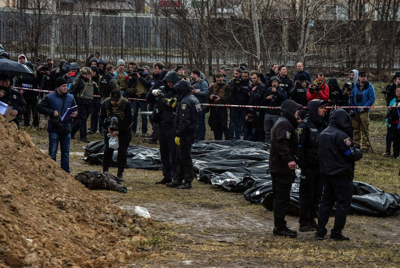 Bucha’da toplu mezardaki cansız bedenler çıkartıldı! - Sayfa 9