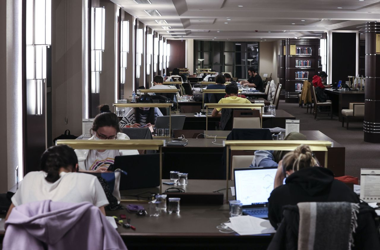 Cumhurbaşkanlığı Millet Kütüphanesi sahurda da öğrencilerin akınına uğruyor - Sayfa 21