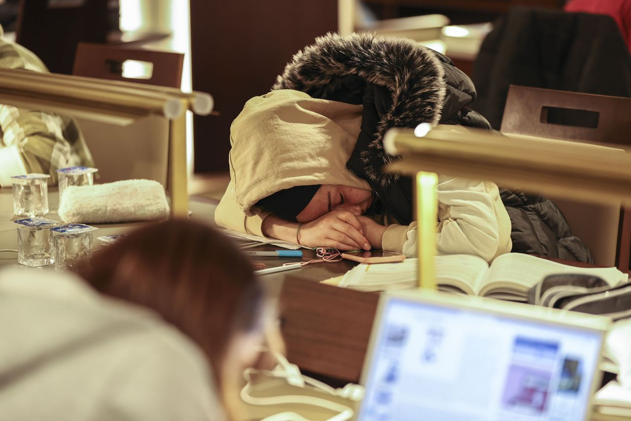 Cumhurbaşkanlığı Millet Kütüphanesi sahurda da öğrencilerin akınına uğruyor - Sayfa 23