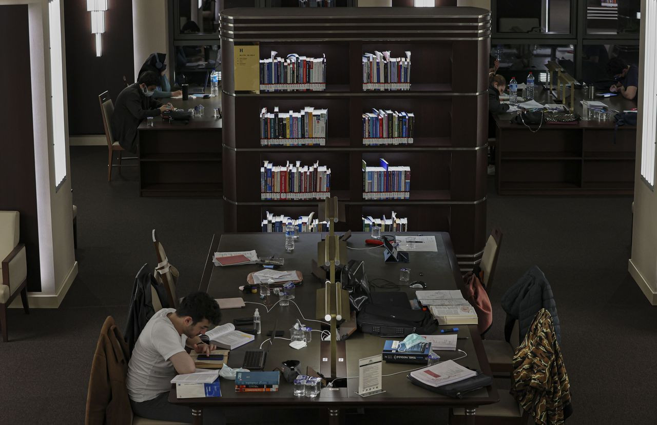 Cumhurbaşkanlığı Millet Kütüphanesi sahurda da öğrencilerin akınına uğruyor - Sayfa 24