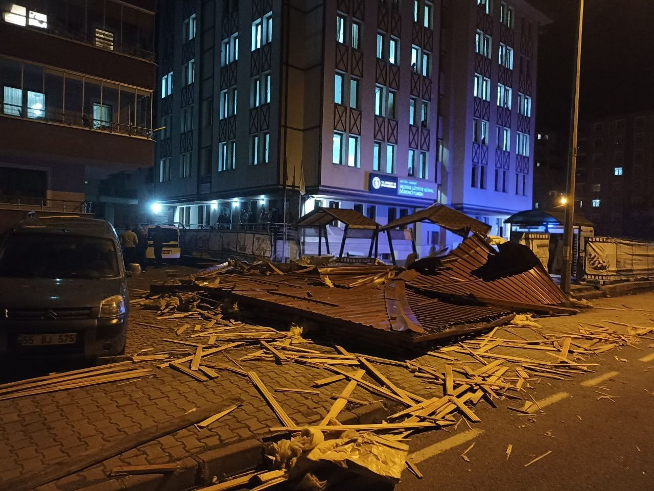 Artvin’de şiddetli rüzgar çatıları uçurdu! - Sayfa 5