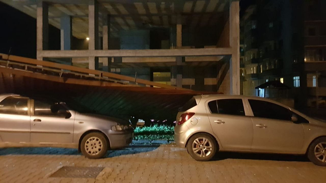 Artvin’de şiddetli rüzgar çatıları uçurdu! - Sayfa 6